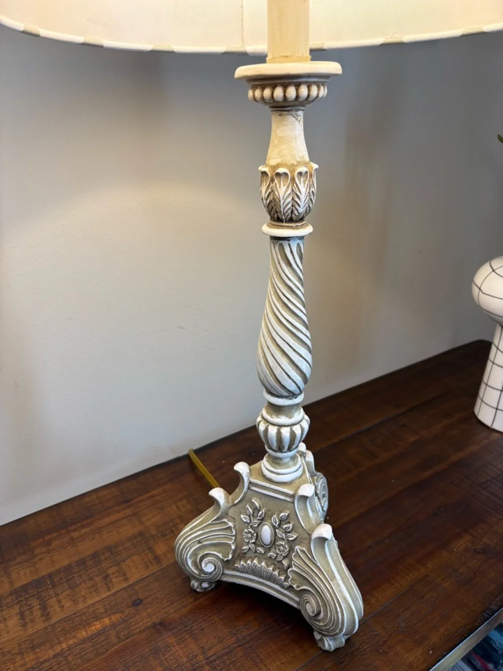 Vintage - Style Table Lamp With a Distressed White Finish/  Lattice Drum Shade - Picture 4 of 15